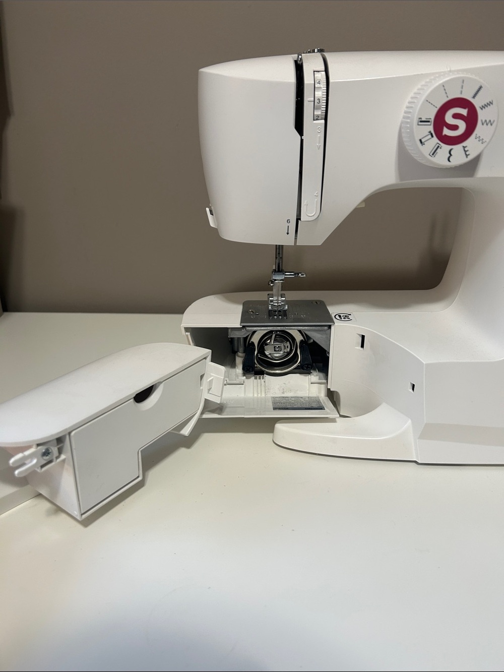 Singer sewing machine - Picture 4 of 9
